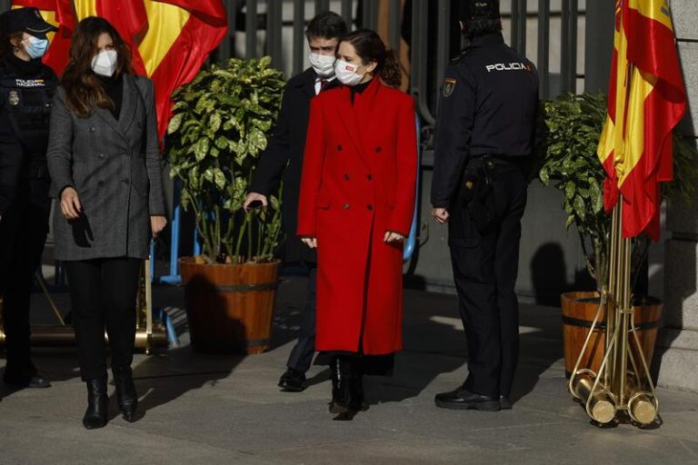 Ayuso, ante la bajada del PP en los sondeos: «Es bueno que pasemos pronto página»