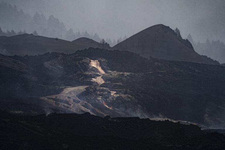 Las coladas avanzan por tubos volcánicos y la de Montaña Cogote llega a la isla baja
