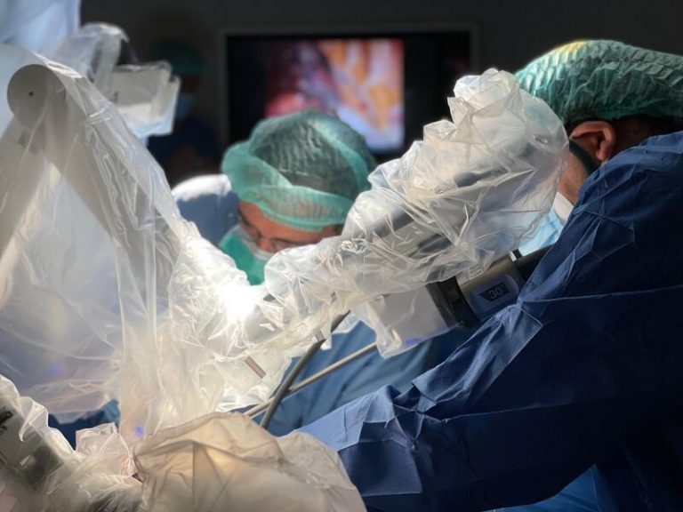 El Hospital de Bellvitge extrae una costilla con cirugía robótica y una incisión