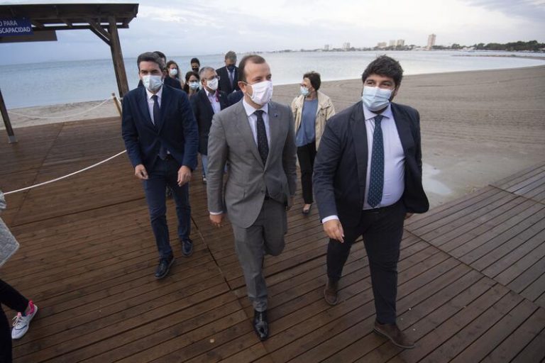 López Miras pide a las instituciones que se sumen a la protección del Mar Menor