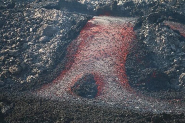 La lava de Cumbre Vieja está a 180 metros de la nueva carretera de Puerto Naos