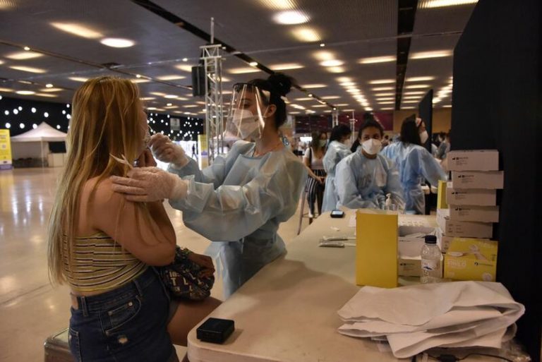 Andalucía baja su tasa a 136,2, suma 434 contagios y una muerte