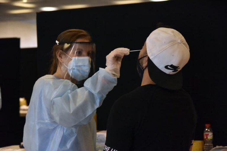 Baleares contabiliza 303 nuevas pruebas positivas en las últimas 24 horas y un fallecido