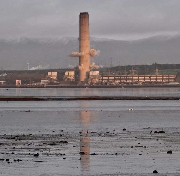 Iberdrola procede a la demolición de la chimenea de la mayor central eléctrica de carbón de Europa