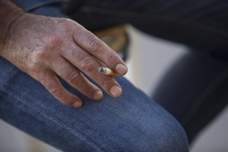 Expertos en Derecho dudan de la «viabilidad constitucional» de la prohibición de fumar en el coche