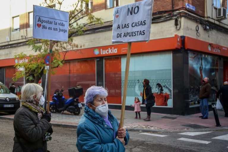 La FRAVM plantea bajar a 5 años el plazo para que locales de apuestas próximos a institutos se adapten a normativa
