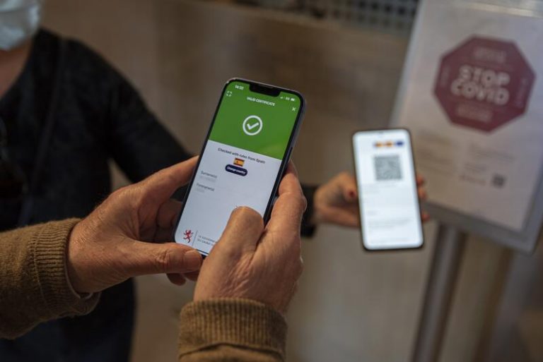El TSJC avala usar el certificado Covid 2 semanas más en los mismos sectores