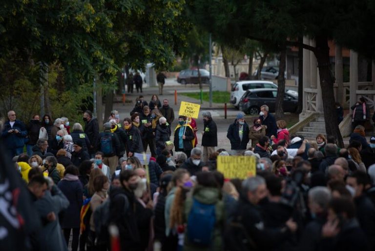 Unas 300 personas se manifiestan en Canet de Mar contra la sentancia del 25% de castellano