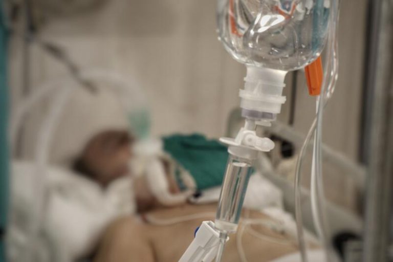 Bajan los contagios por COVID en Málaga a 215 pero aumenta la presión hospitalaria