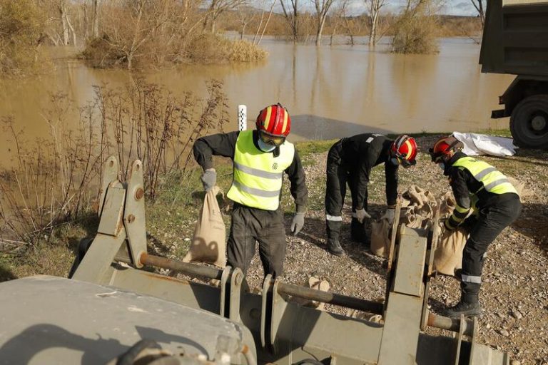 Lambán no descarta desalojar municipios por la crecida «descomunal» del río Ebro