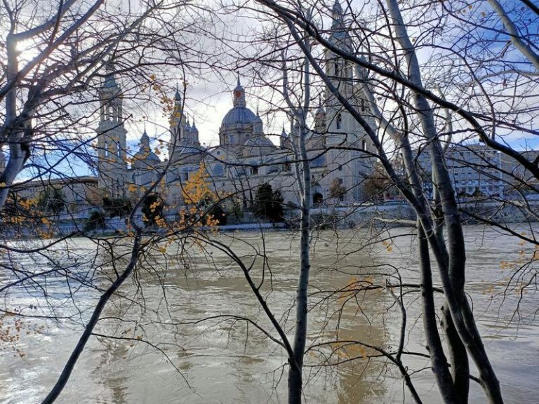 La crecida decrece en el alto Ebro pero aumenta en el curso medio