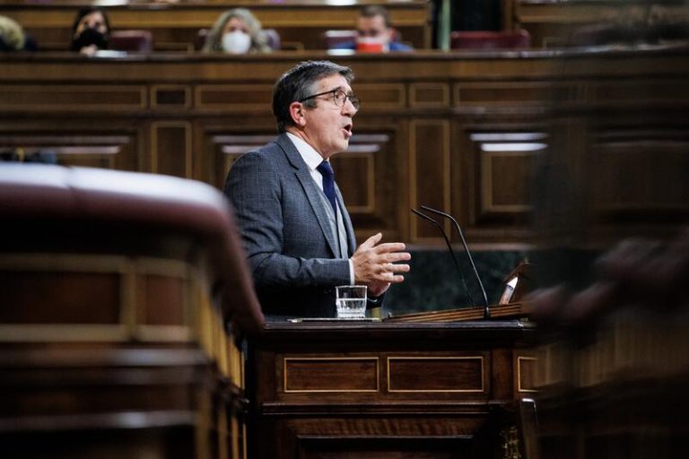 Patxi López afirma que el PSOE ha pactado con EH Bildu porque la oposición del PP es «indecente y se niega a todo»