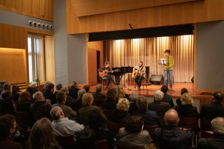 Borràs, Serrat, Llach y Rossell acuden a la capilla ardiente del cantautor Ramon Muntaner