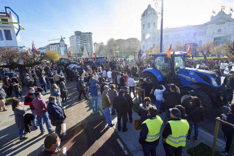 Unos 400 tractores recorren Santander en la mayor protesta del año por el precio de la leche