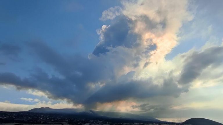 El tremor en La Palma vuelve a niveles bajos tras un fuerte repunte de la actividad volcánica