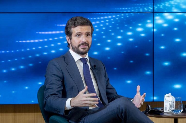 Casado pide «ensanchar el centro político para que la izquierda y la derecha puedan ganar en él»