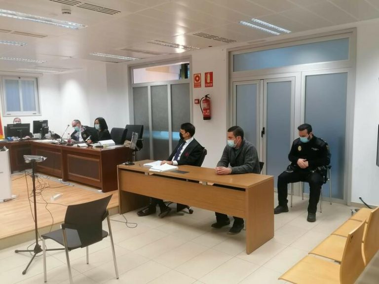 Un acusado de matar a puñaladas a su madre y de herir a su padre dice que actuó «poseído» por un tío muerto