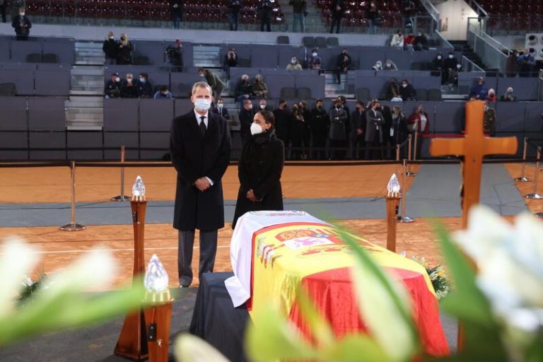 El Rey se despide de Manolo Santana en la capilla ardiente de Madrid