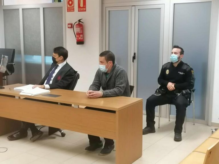 El padre del acusado de asesinar a su madre dice que a él no lo mató porque se supo defender