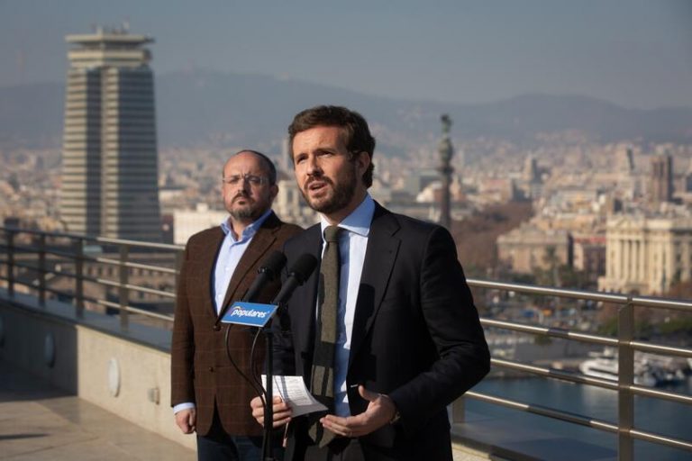 Casado pide a sus cargos sacar de nuevo carpas a la calle para denunciar la «mentira» de Sánchez con el recibo de la luz
