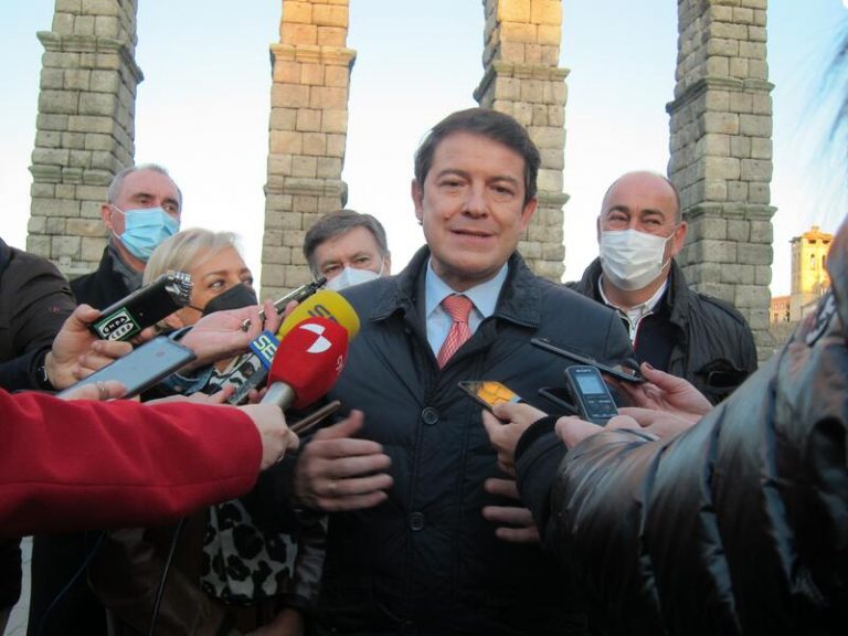 Mañueco afirma que su compromiso es proteger a las personas de «las políticas dañinas de Sánchez»