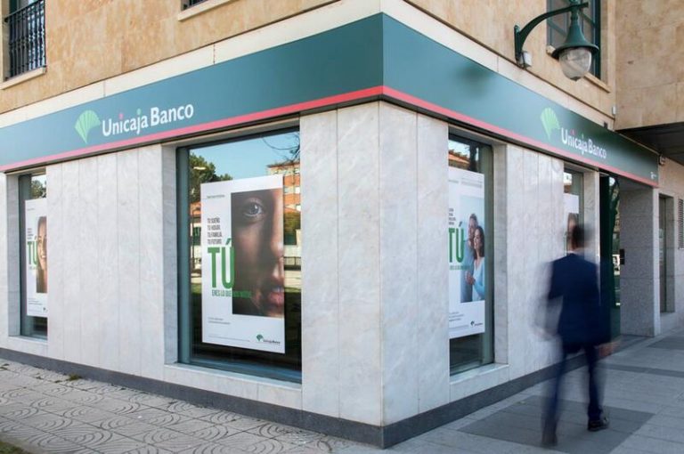 Más de 300 empleados de Unicaja Banco se apuntan al ERE en un día