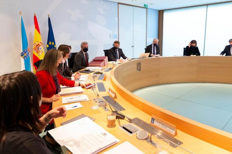Feijóo ve «procedente» el debate sobre la vacunación obligatoria a sanitarios