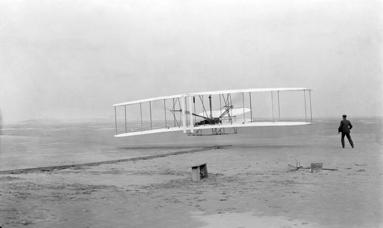 Se cumplen 118 años del primer vuelo a motor controlado