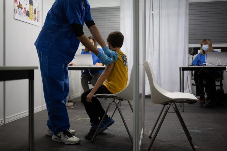 Los vacunados que se contagian generan una «súperinmunidad» contra nuevas variantes