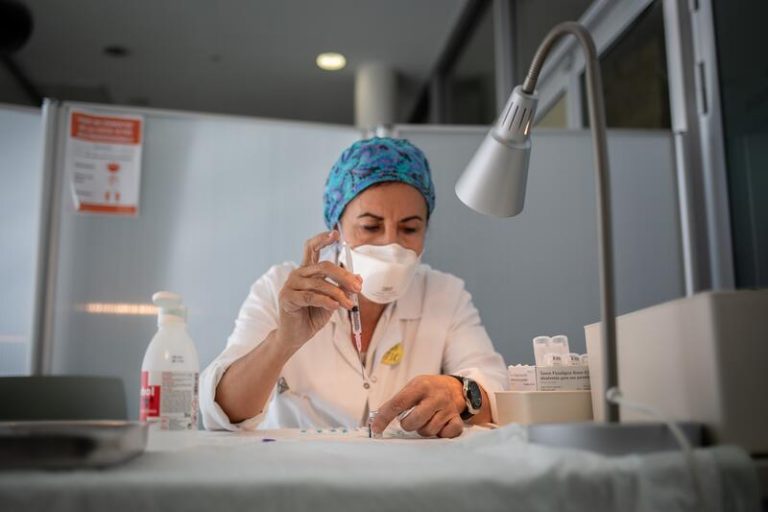 Cataluña abre la vacunación con dosis de recuerdo a inoculados con AstraZeneca