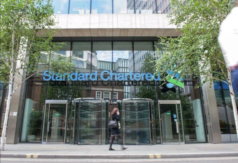 Reino Unido multa con 55 millones a Standard Chartered por errores de información