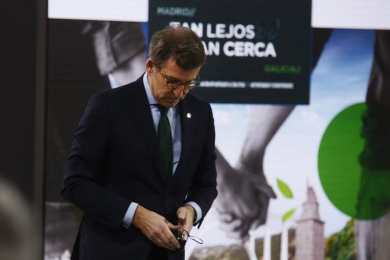 Feijóo apoya el paso de Mañueco porque un presidente no puede estar «de rodillas ante un grupo minoritario» de diputados