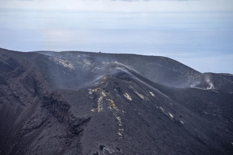 Revierte la deformación y elevación de la zona más cercana a los centros eruptivos