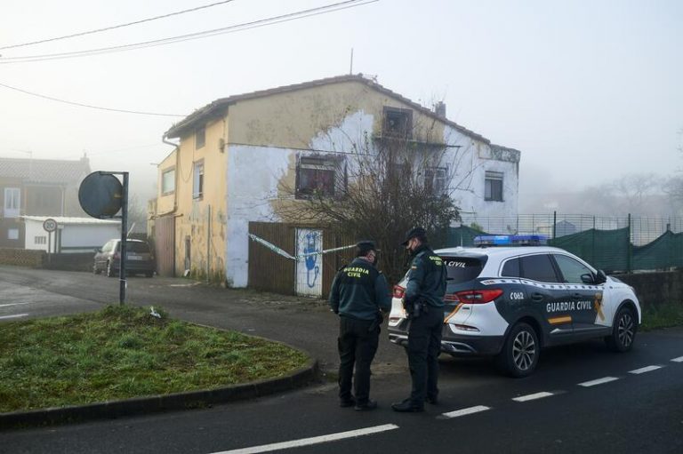 Minuto de silencio en el Parlamento cántabro por el «vil asesinato machista» de la vecina de Liaño y su hija
