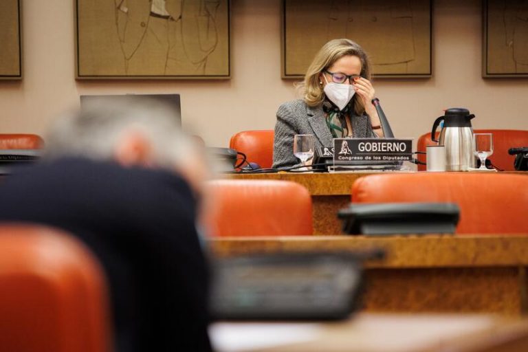 Calviño rechaza responder a ataques del PP, que la tilda de «mentirosa»