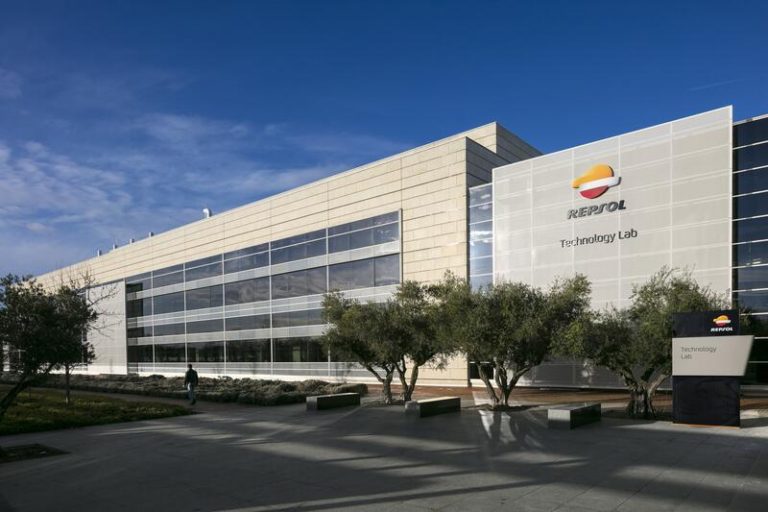 Amazon Web Services comprará a Repsol energía renovable y colaborará en su transición a la nube