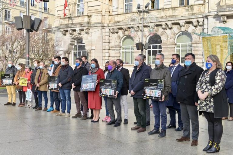 Santander guarda un minuto de silencio por la mujer y la bebé asesinadas en Liaño