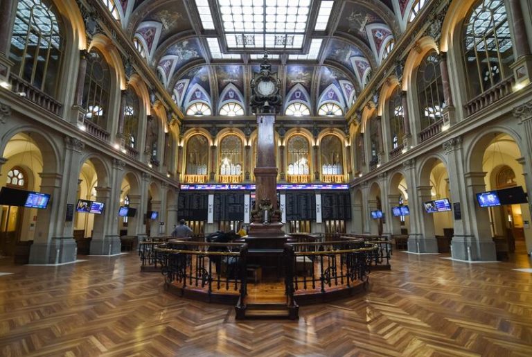 El Ibex 35 avanza un 1,2% en la media sesión y recupera los 8.300 puntos