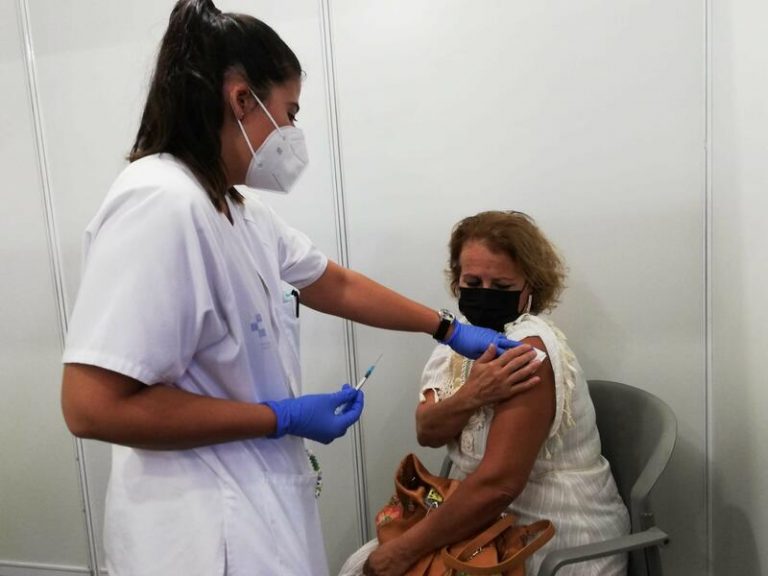 Los canarios de 50 a 59 años ya pueden solicitar cita previa para recibir la vacuna de refuerzo contra el Covid