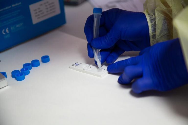 Madrid establece nuevo procedimiento para positivos en antígenos