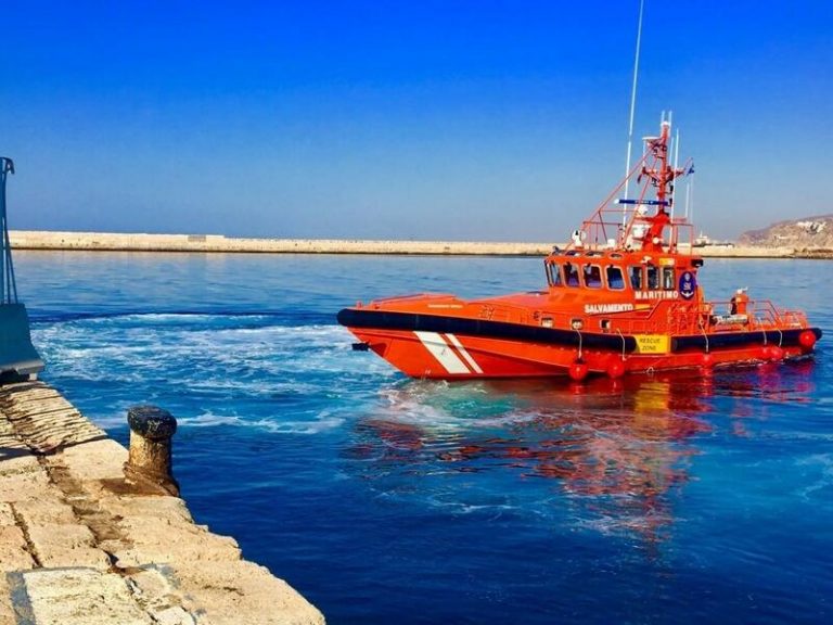 Rescatan a 22 ocupantes de 3 pateras en el mar de Alborán y buscan a otras 15 personas