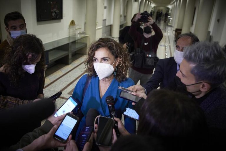 Montero califica de «pataleta» el apoyo del PP a la enmienda de Compromís