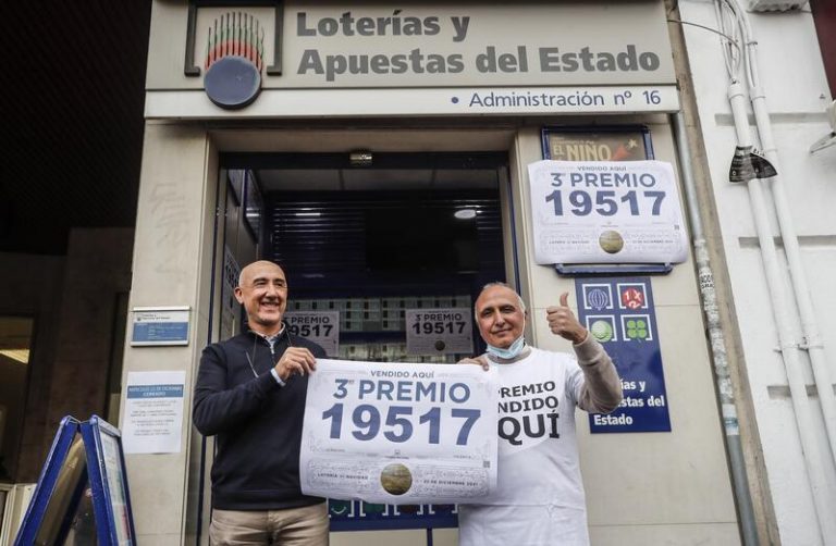 La administración del tercer premio en Valencia: «Muy repartido, mucha ventanilla y mucha gente de aquí»