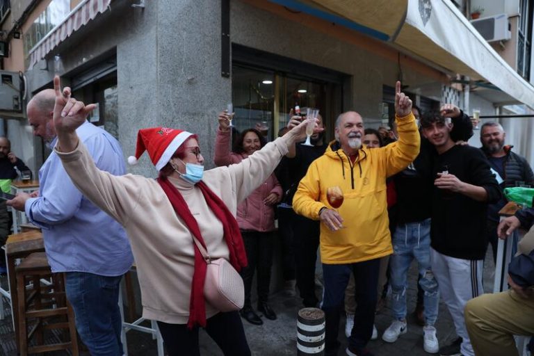 El bar La Bodega de Sevilla vende 50 décimos del 42.833, agraciado con un cuarto premio