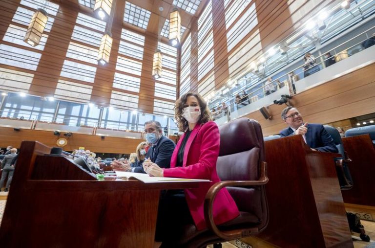 Ayuso saca adelante sus primeros Presupuestos en la Asamblea gracias a los votos de Vox