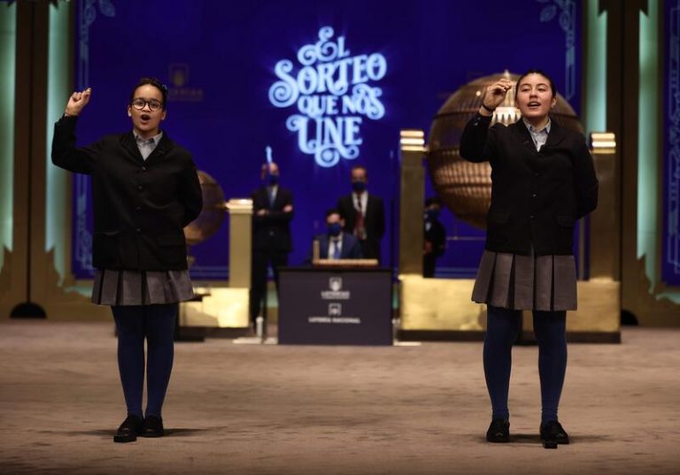 Los llantos de emoción y las bolas ‘rebeldes’ protagonizan el Sorteo de Navidad 2021
