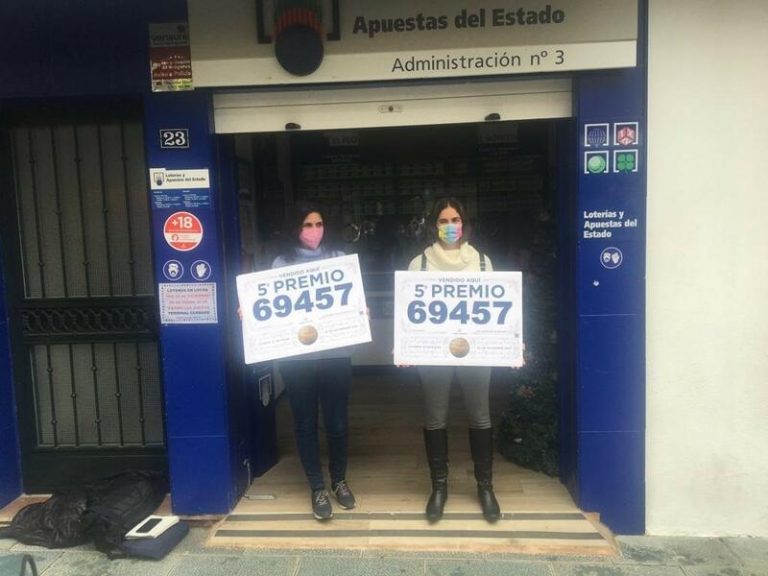 Cáritas reparte, junto a la Administración de San Pedro de Alcantara, un quinto premio