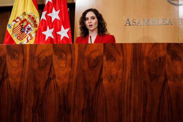Ayuso defiende que debe investigar quejas de la atención al ciudadano en centros