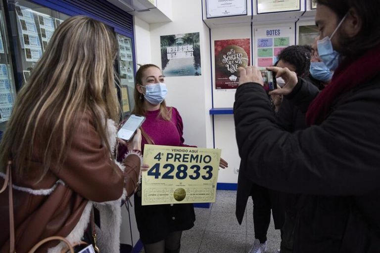 La calle Toledo cambia su suerte repartiendo ‘El Gordo’ y un cuarto