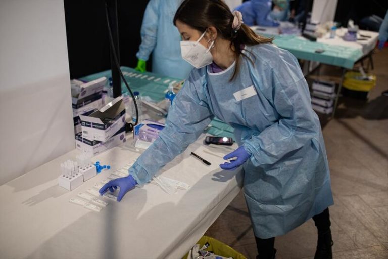 La OMS recomienda a sanitarios llevar mascarillas FFP2 cuando haya mala ventilación